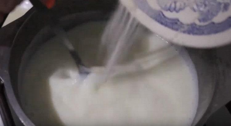 A főtt tejbe állandó keverés közben lassan öntsük a száraz hozzávalók keverékét.