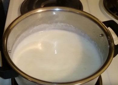 köstlicher flüssiger Grießbrei in Milch: ein Rezept mit schrittweisen Fotos und Videos.