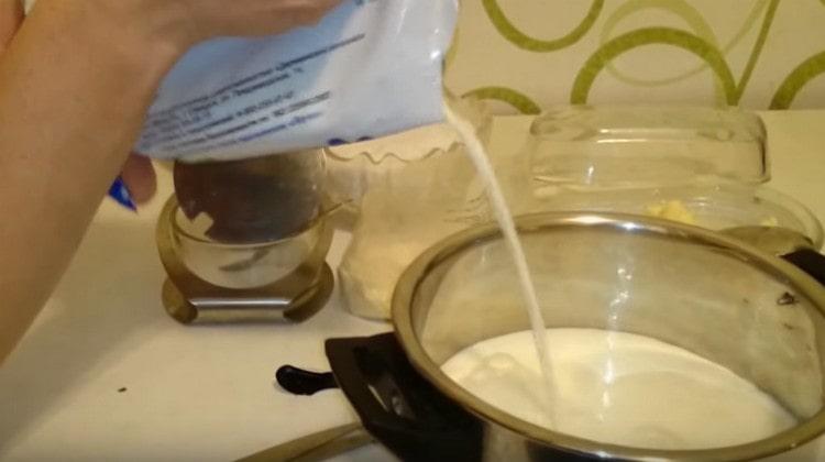 صب الحليب في المقلاة ، وضعها على الموقد.