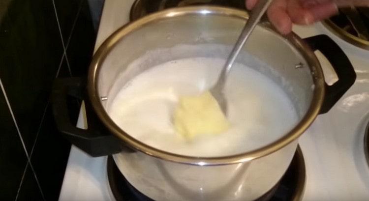 Do téměř hotové kaše přidejte máslo.
