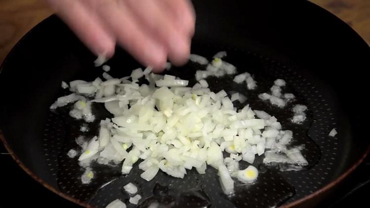 Per cucinare, friggere le cipolle