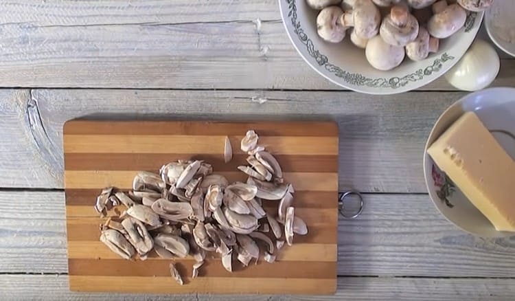 Leikkaa sienet viipaleiksi.