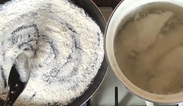 Friggere la farina in una padella.
