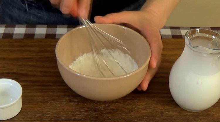 Fügen Sie dem Mehl etwas Sahne hinzu, mischen Sie es mit einem Schneebesen, bis es glatt ist.