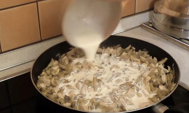 Gießen Sie die resultierende Soße in eine Pfanne mit Huhn und Pilzen.