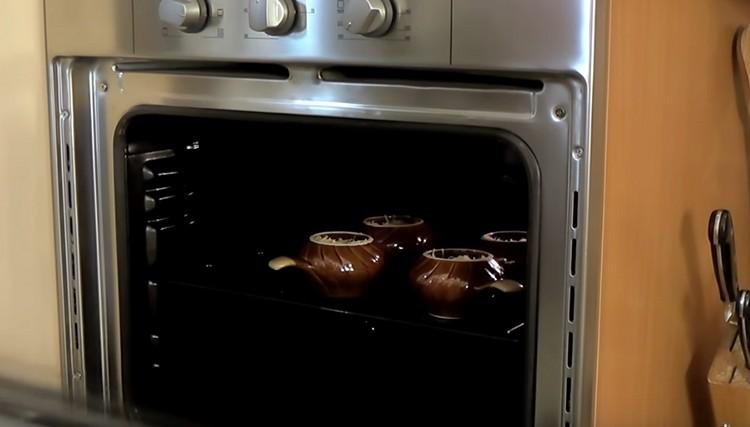 Senden Sie die Julienne-Töpfe für 10 Minuten in den vorgeheizten Ofen.