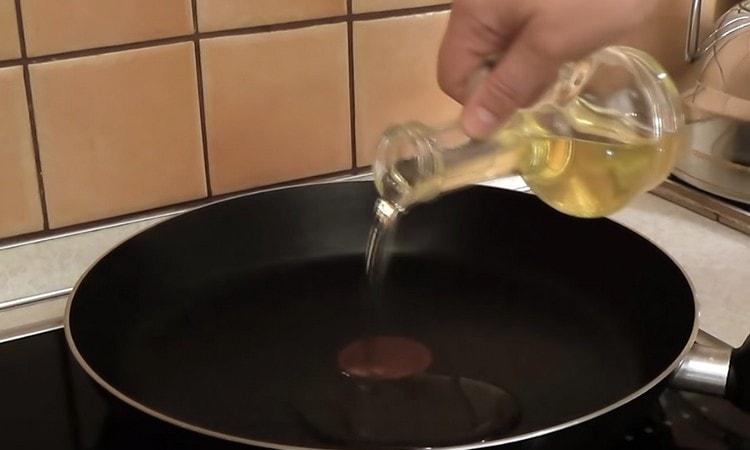 Öl in einer Pfanne erhitzen.