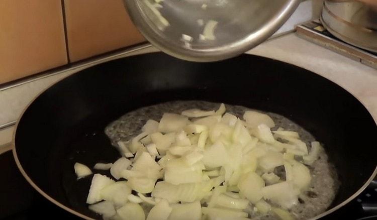 Separatamente, friggi le cipolle.