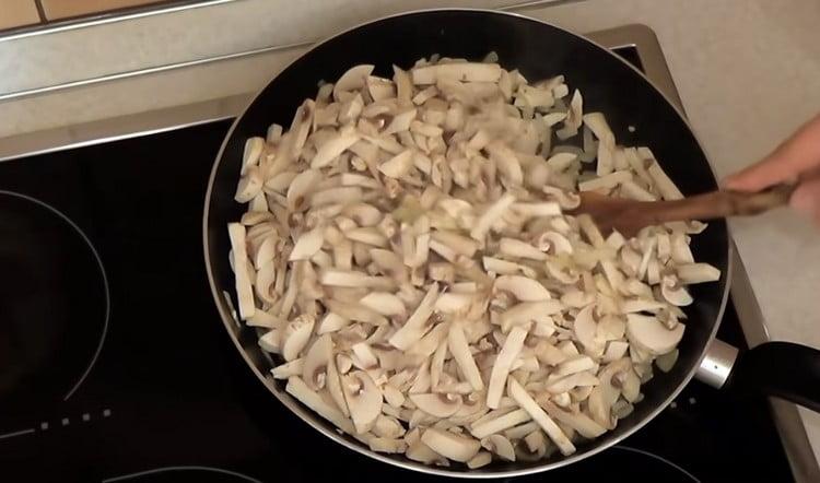 Lisää sienet pannulle sipuliin.