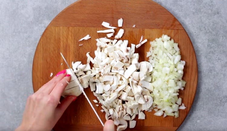 Kuten sipulit, leikkaa sienet.