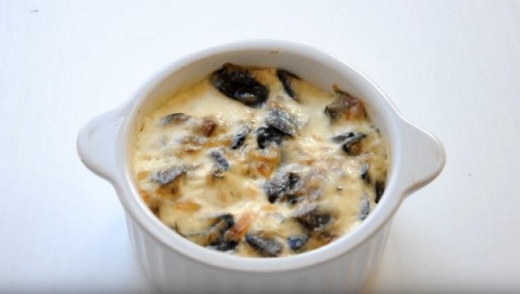 Kész az étvágygerjesztő julienne gombával és tejföllel a klasszikus recept szerint.