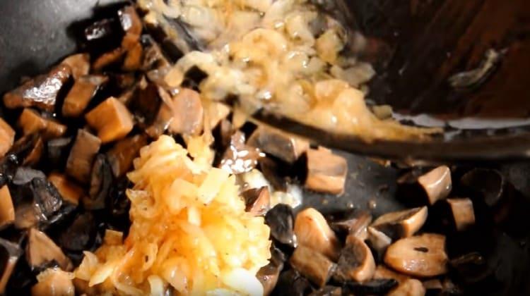 Přidejte smažené cibule do hub.