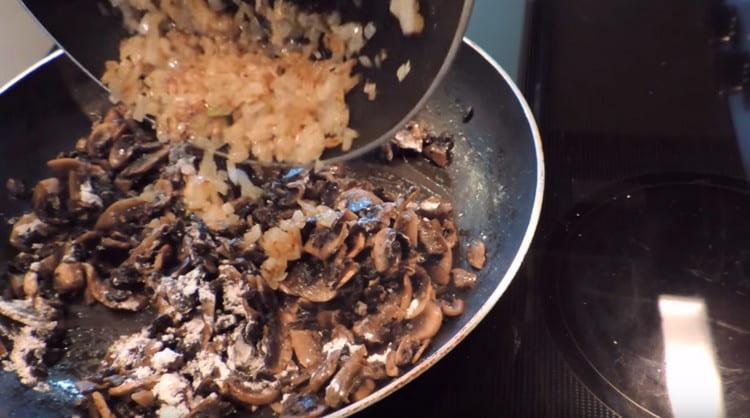 Aggiungi la farina ai funghi e trasferisci loro le cipolle fritte.