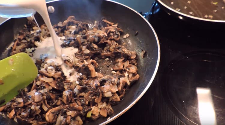 Aggiungi aglio ai funghi con cipolle e panna.