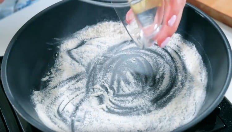 Запържете леко брашното в тиган.