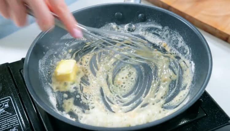 Fügen Sie dem Mehl ein Stück Butter hinzu und mischen Sie.