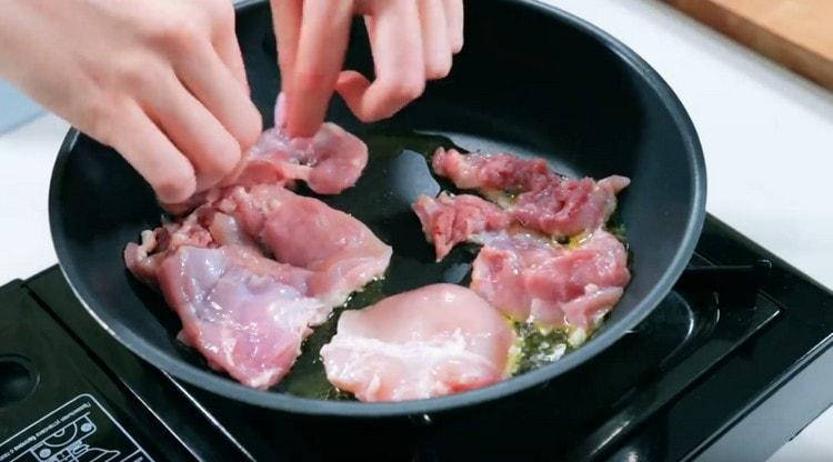 Osszuk el a húst egy serpenyőben.