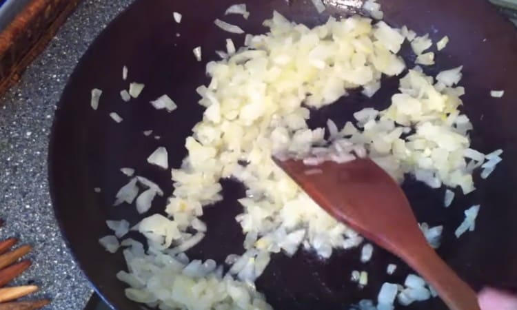 Τρίψτε το κρεμμύδι και τη τηγανίζετε σε μια κατσαρόλα.