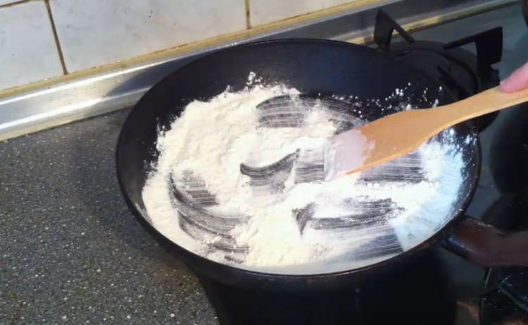 magprito ng harina sa isang dry pan.