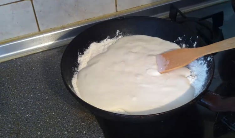 Aggiungi la crema grassa alla farina fritta.
