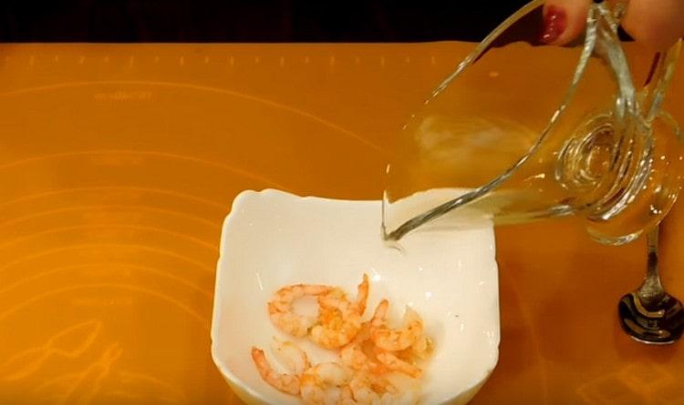 nalijte vařené krevety s olivovým olejem, solí a okurkou několik minut.