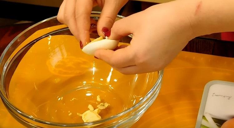 leikkaa jokainen muna puoliksi ja poista keltuaiset varovasti.