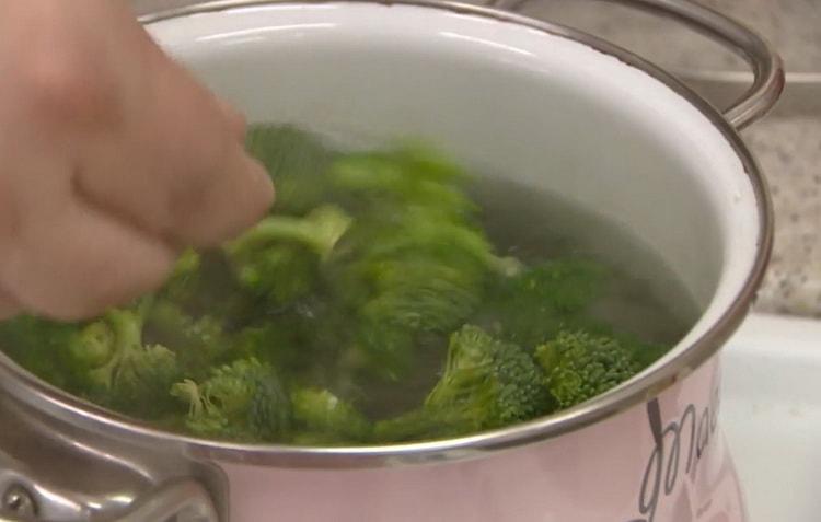 Fai bollire i broccoli per preparare gli spaghetti