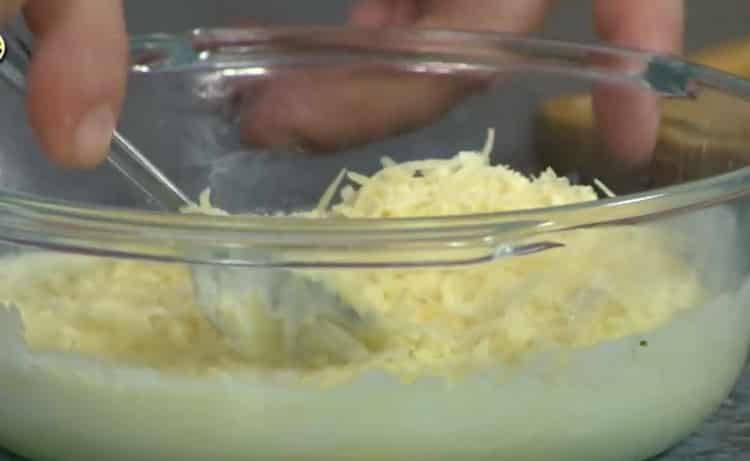 Nastrouhejte sýr na nudle