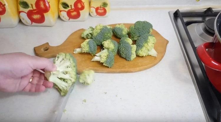 Hinahati namin ang broccoli sa mga inflorescences.