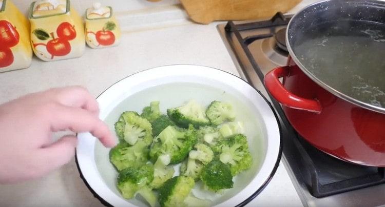 Nach 2 Minuten Kochen den Brokkoli in kaltes Wasser geben.