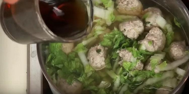 Βάλτε το ψιλοκομμένο λάχανο του Πεκίνου στη σούπα και προσθέστε τη σάλτσα σόγιας.