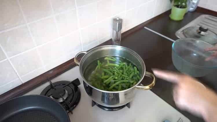 Vařit vodu k přípravě fazolí.