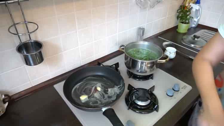Για να μαγειρέψετε τα φασόλια, θερμαίνετε το τηγάνι