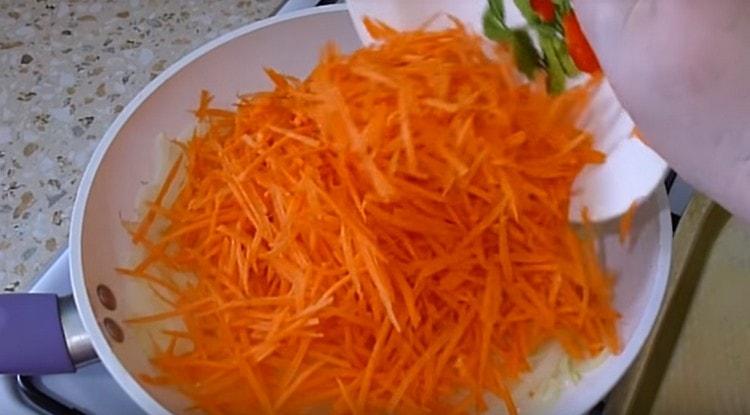 ελαφρώς τηγανίζουμε τα κρεμμύδια σε μια κατσαρόλα, προσθέτουμε καρότα σε αυτό.