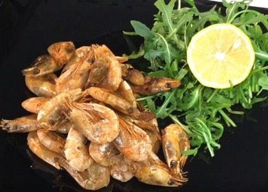 Vše o tom, jak vařit zmrazené neloupané krevety na pánvi: jednoduchý recept s fotografií.