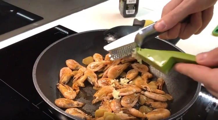 Πιάστε το σκόρδο σε ένα σχεδόν έτοιμο πιάτο.