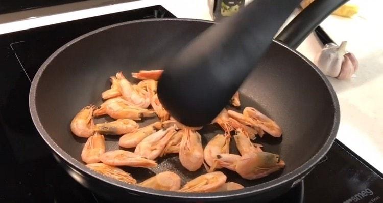 Krevety rozprostřete do vyhřívané suché pánve.