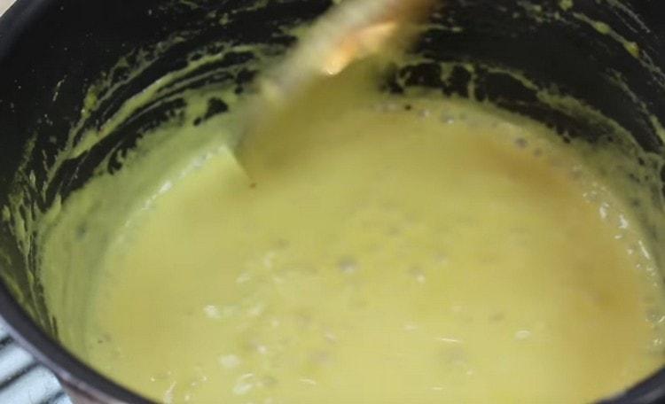 Idagdag ang parmesan sa sarsa, ihalo at dalhin sa isang pampalapot.