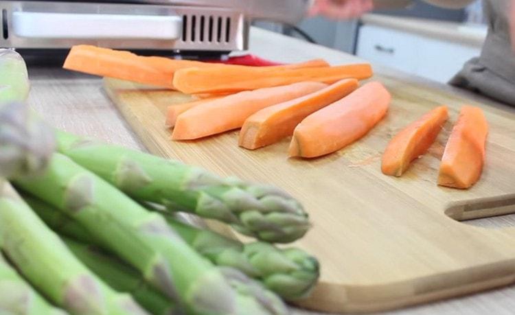 Puliamo e tagliamo le carote a cubetti.