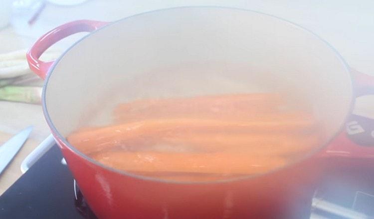 Разстиламе морковите във вряща вода.