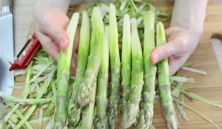 Nililinis namin ang asparagus.