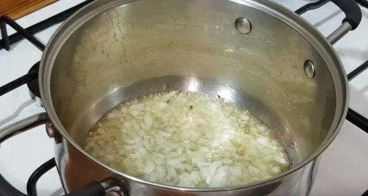 Σε μια κατσαρόλα με παχιά βάση, τηγανίζουμε το κρεμμύδι σε λάδι