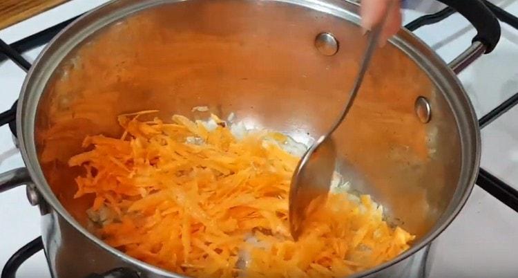 Į svogūną įpilkite morkų.