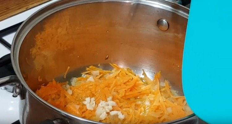 Προσθέστε ψιλοκομμένο σκόρδο στα λαχανικά.