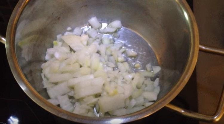 Friggere la cipolla in una casseruola con un fondo spesso.