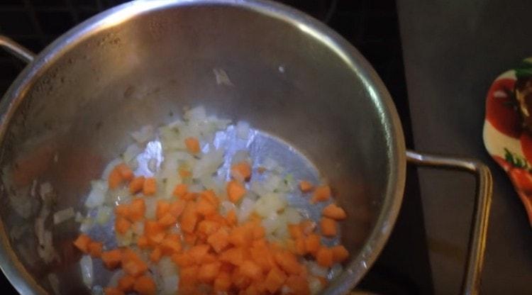 Добавете нарязания на кубчета морков към лука.