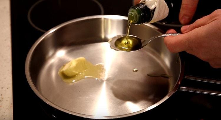 Į keptuvę supilkite alyvuogių aliejų ir supilkite grietinėlę.