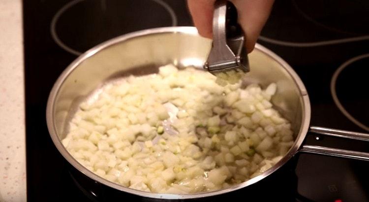 Βάλτε το κρεμμύδι στο τηγάνι, πιέστε το σκόρδο.
