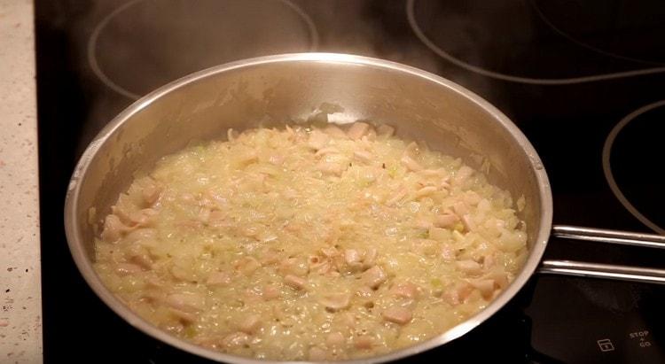 Aggiungi i calamari alla cipolla con l'aglio.