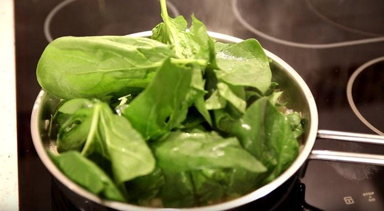 Magdagdag ng mga dahon ng spinach sa pagpuno.